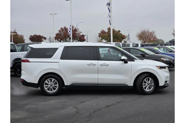 $31737 : Kia Carnival 2024 LX 4dr Min image 4