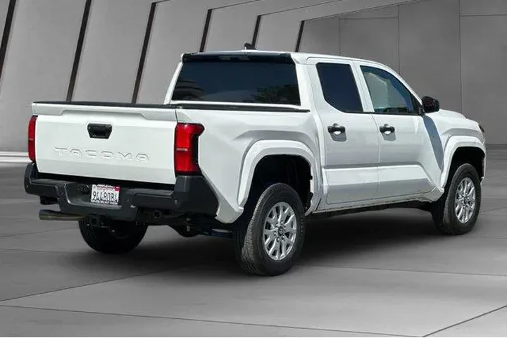 $33300 : Toyota Tacoma 2024 4x2 SR 4d image 4