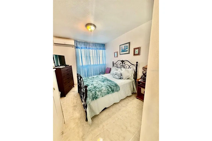 $700 : Comfortable and beautiful cust image 3