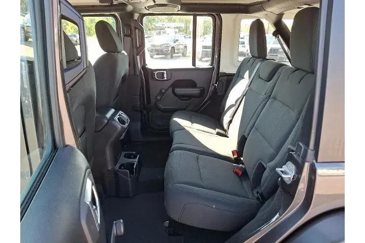 $26994 : Jeep Wrangler Unlimited 2021 image 10