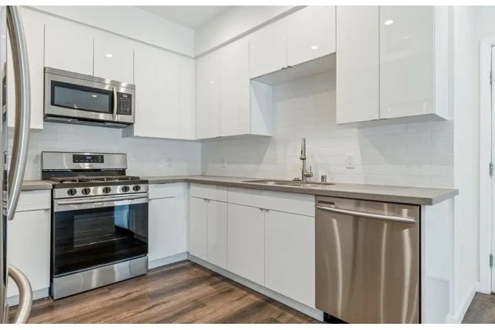 $1900 : 2-BED 2BATH APT IN CENTRAL LA image 3