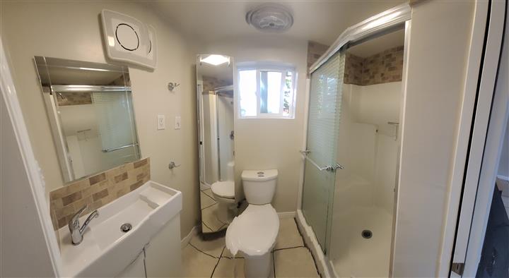 $1200 : STUDIO w/ BATHROOM - KITCHENET image 1