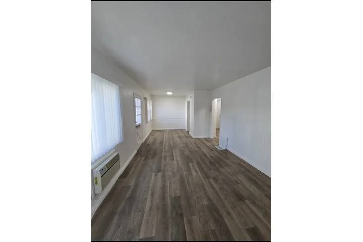 $1500 : Authentically  pleasing house image 8