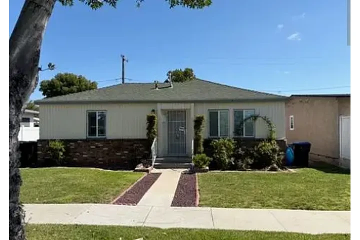 $2050 : UPDATED SINGLE FAMILY HOME - image 1