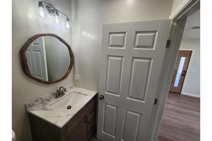 $1095 : Immediate Spacious house!!! image 4