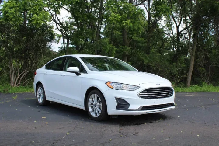 2019 Fusion Hybrid SE image 2