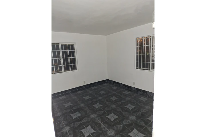 $2400 : Aprt. rent los Angeles a.90002 image 3