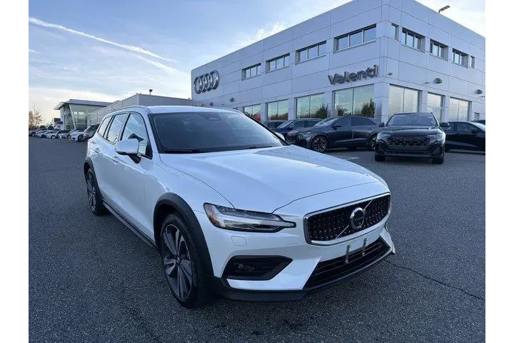 $36899 : Volvo V60 Cross Country 2024 image 1