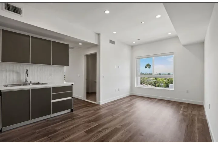 $2687 : 2bed apartment in LA image 7