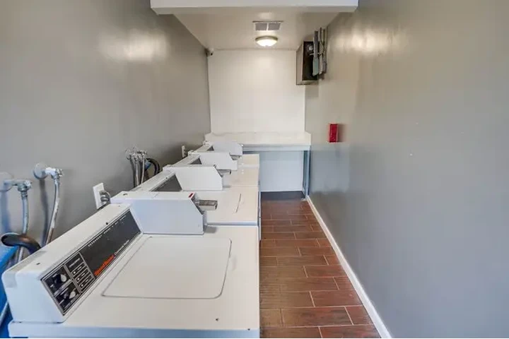 $1300 : Charming Courtyard Apartments image 1