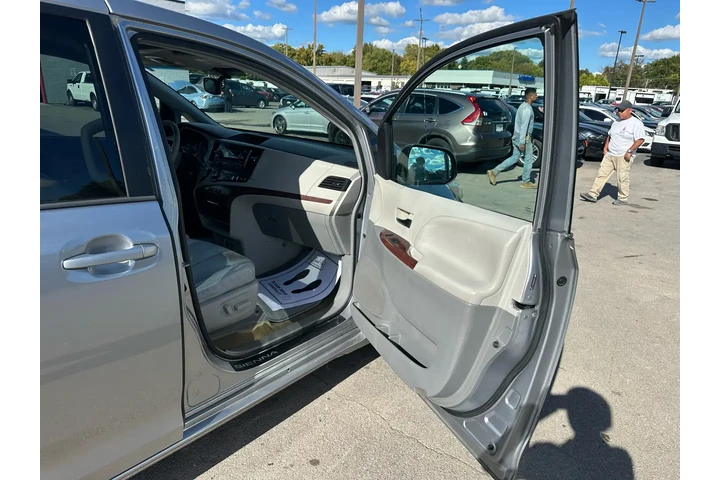 $6980 : 2013 Sienna 5dr 7-Pass Van V6 image 8