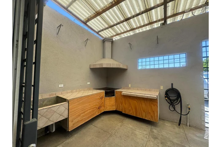 $16000 : Casa amplia de una sola planta image 2