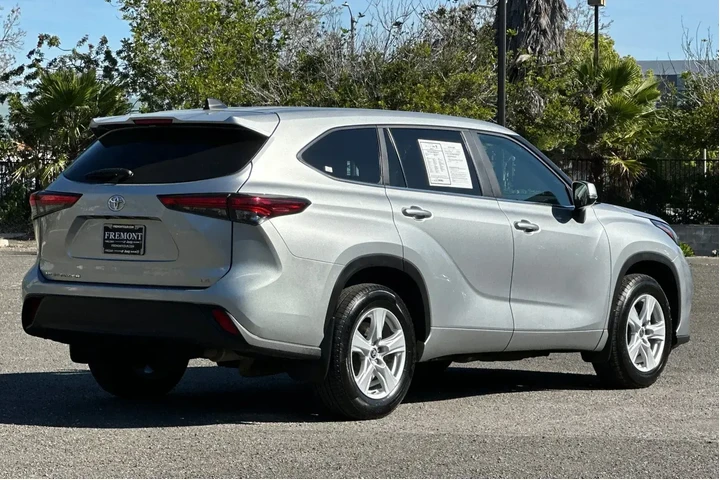 $29998 : Toyota Highlander 2023 L 4dr image 3