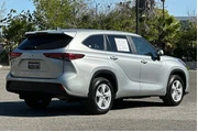 $29998 : Toyota Highlander 2023 L 4dr thumbnail