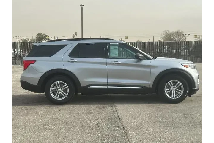 $29990 : Ford Explorer 2022 XLT 4dr S image 2
