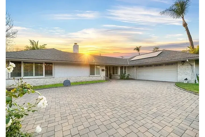 $2998 : Beautiful 5 bedroom, 2.5 bath image 1