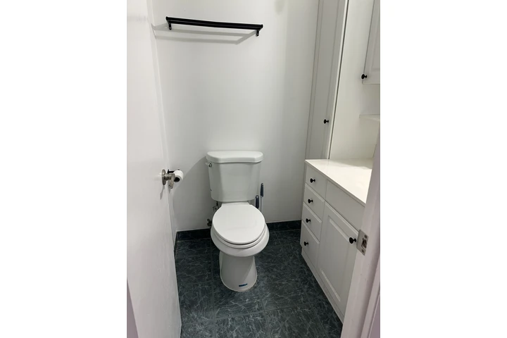 $1300 : Rento effciency con 2 Cuartos image 4