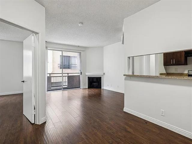 $1400 : 2 BED 2 BATH image 5