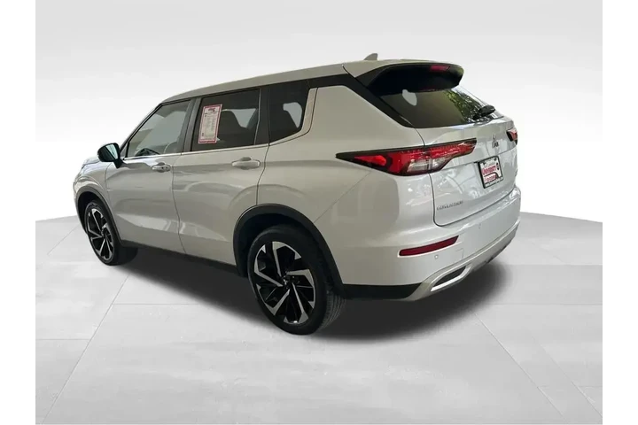 $22388 : Mitsubishi Outlander 2023 ES image 3