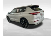 $22388 : Mitsubishi Outlander 2023 ES thumbnail