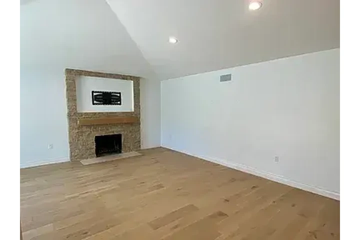 $2600 : Charming HOME IN LAWNDALE image 4