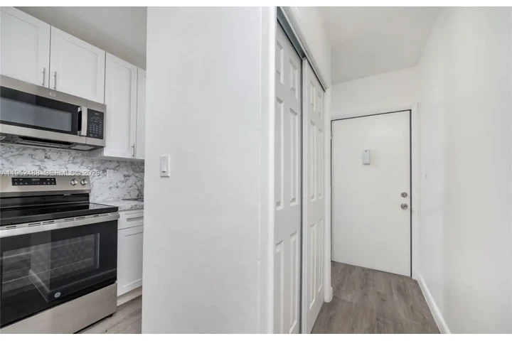 $1500 : 1 bedroom 1 bath Apt in Miami image 2