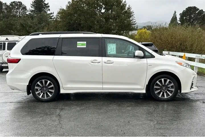 $37247 : Toyota Sienna 2019 AWD XLE 7 image 3