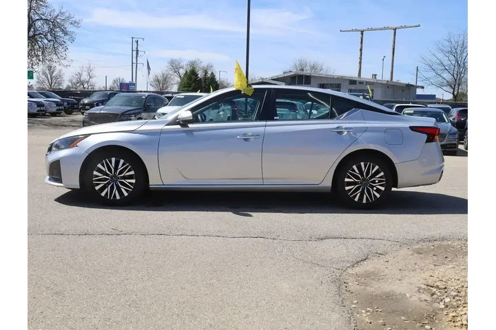 $17477 : Nissan Altima 2023 2.5 SV 4d image 5