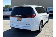$20500 : Chrysler Pacifica Plug-In Hy thumbnail