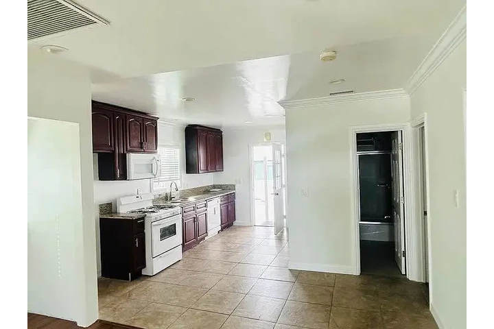 $3350 : Se Renta Casa en Sun Valley ! image 3