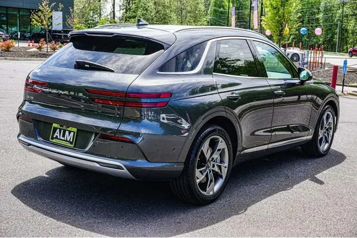 $33960 : Genesis Electrified GV70 202 image 5