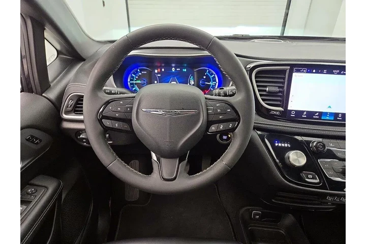 $29998 : Chrysler Pacifica Plug-In Hy image 10