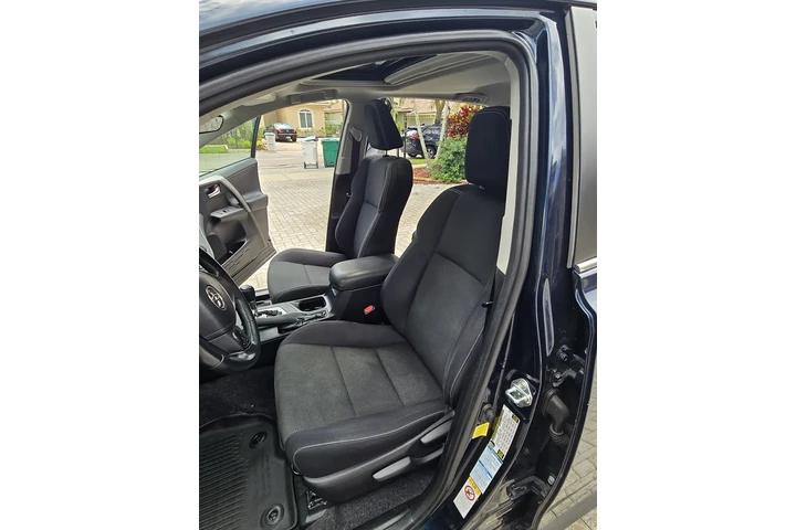 $11000 : 2018 rav4 XLE image 8