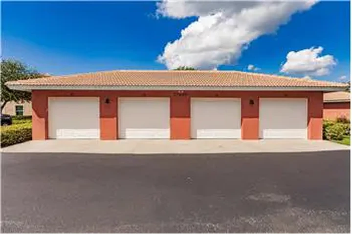 $2400 : Rental property with 3 bedro image 3