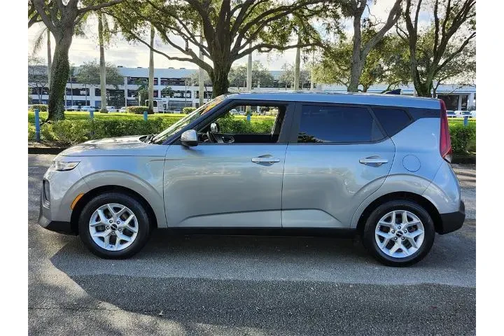$14153 : Kia Soul 2022 S 4dr Crossove image 2