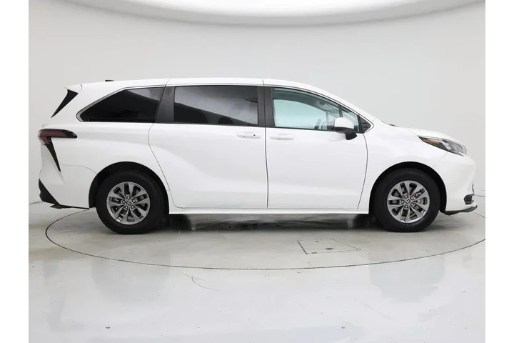 $37998 : Toyota Sienna 2024 LE 8-Pass image 7
