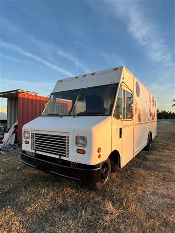 $9900 : Ford E450 Stepvan 18 pies image 9