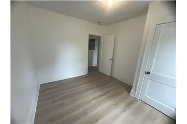 $750 : Rental property with 2 bedro image 2