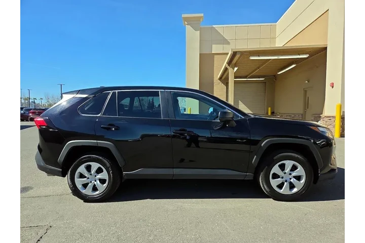 $26998 : Toyota RAV4 2024 AWD LE 4dr image 4