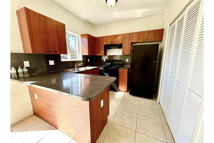 $1250 : 3 Esta acogedora casa ofrece image 4