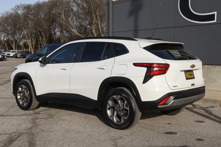 $21688 : 2025 Trax FWD 4dr LT image 6