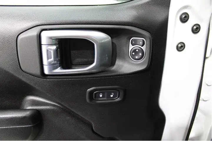 $31982 : Jeep Wrangler 2021 4x4 Willy image 7