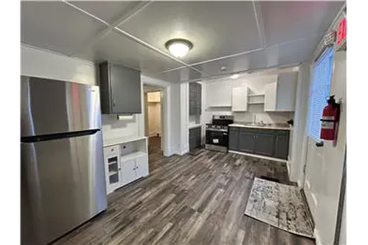 $725 : Rental property with 2 bedro image 2