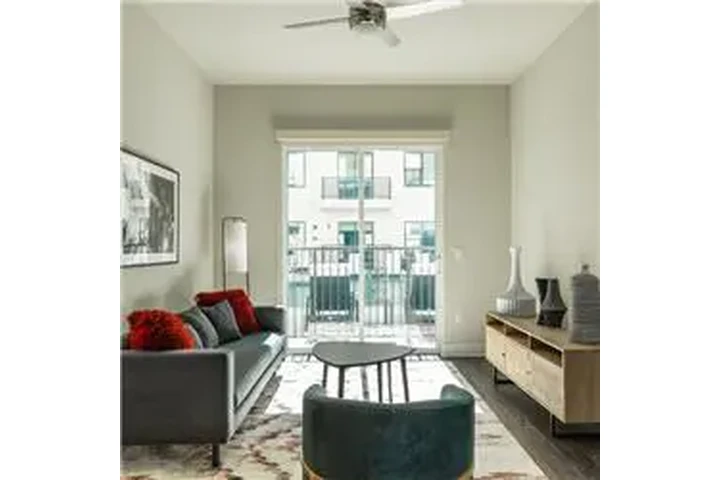 $5000 : Rental property with 3 bedro image 2