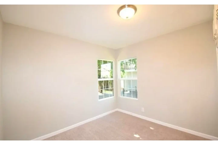 $2500 : 3Beds 2Baths N Kenmore Ave, LA image 2