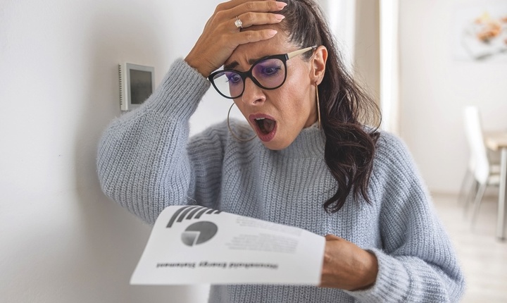 Mujer con una factura de electricidad muy alta