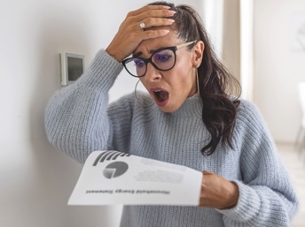Mujer con una factura de electricidad muy alta