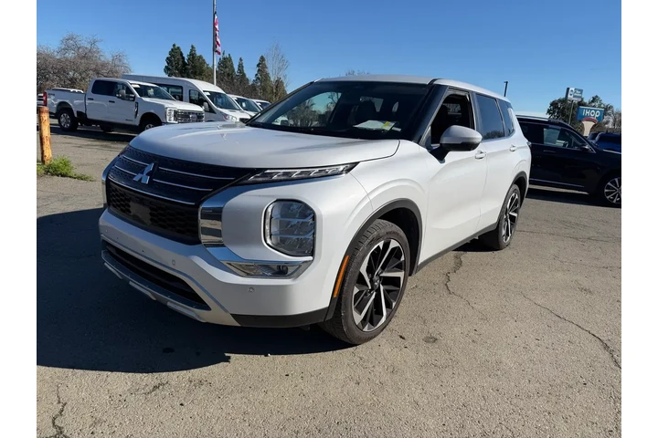 $23500 : Mitsubishi Outlander 2024 SE image 1