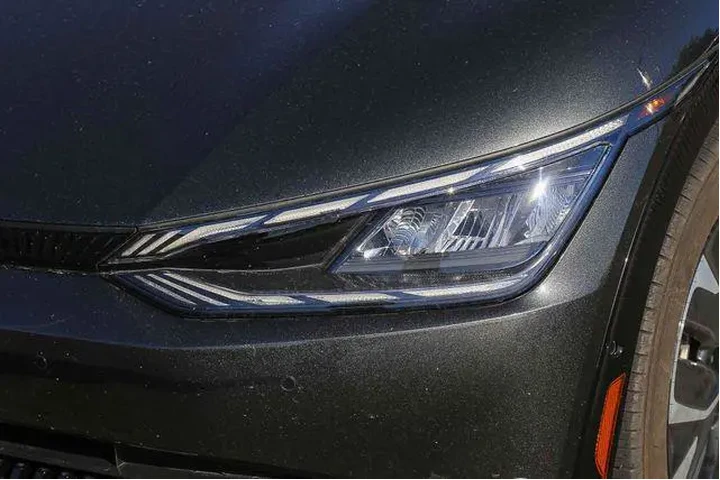 $27991 : Kia EV6 2024 Wind 4dr Crosso image 8