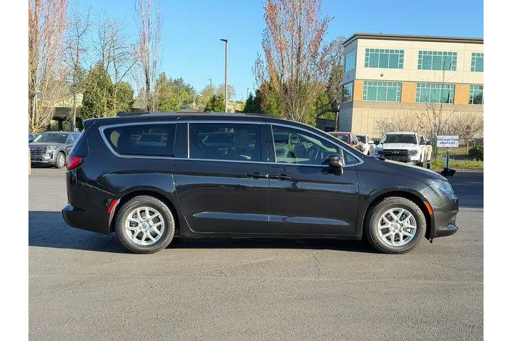 $14800 : Chrysler Voyager 2021 LXi 4d image 2
